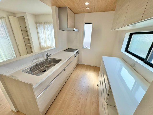 リビングとつながる対面式で、家族との会話もはずみます。