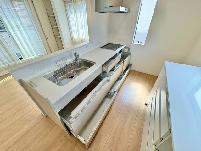 調理道具や調味料もすっきりしまえる、収納力のあるキッチン。