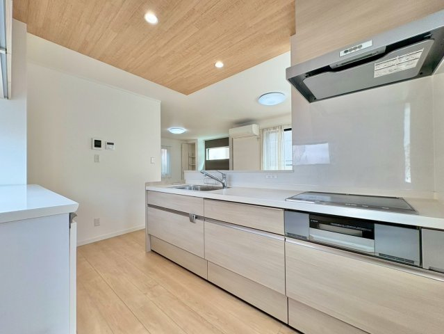 調理道具や調味料もすっきりしまえる、収納力のあるキッチン。