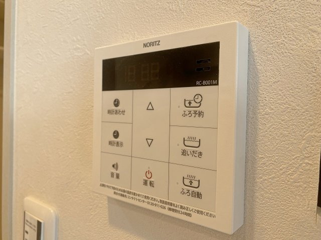 ワンタッチで操作可能な給湯リモコンを設置しています。追い焚き機能付きで、いつでも温かいお湯で快適なバスタイムを楽しめます。日々の家事や生活をサポートする便利で実用的な設備仕様となっています。