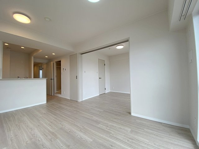 12.0帖の開放的なリビングダイニング。お部屋の隅々まで明るい差し込みがあり、ゆったりとした時間を過ごせます。シンプルな内装デザインで、お好みのインテリアを自由に配置して楽しめます。
