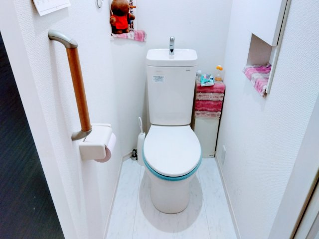 清潔感のあるトイレです。棚があるのでトイレットペーパーの予備や芳香剤が置けます。
