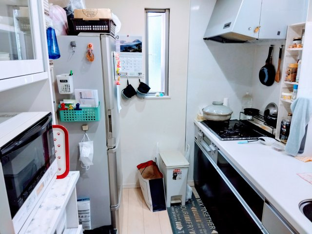 キッチン横に窓があるので明るい室内です。調理スペースが広々としているので楽しくお料理出来ますね。