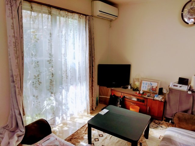 大きな窓があるので部屋にやわらかな陽光が注ぎます。家族が自然に集まるような広さのリビングです。
