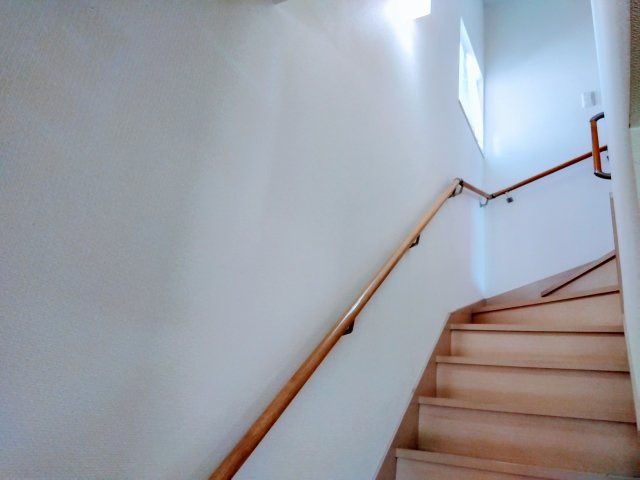 階段には手摺が付いており安全です。小窓が付いているので明るいです。