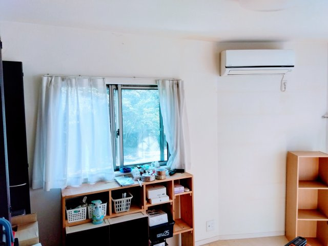 白い壁紙で広々した印象の室内です。明るい空間でのびのびと生活できます。