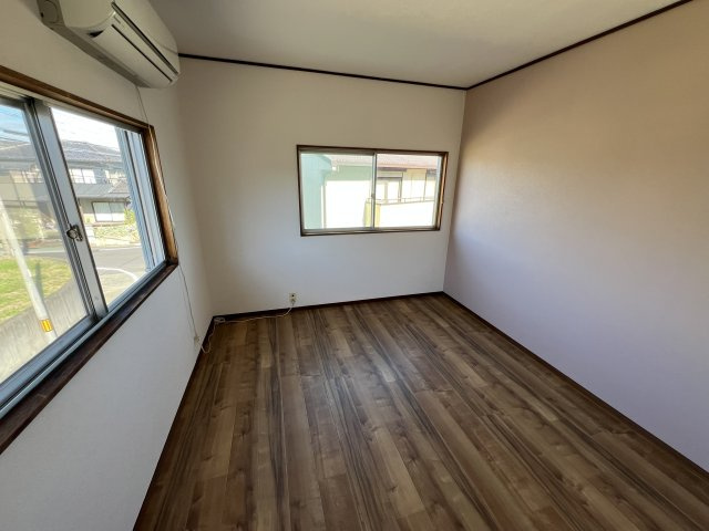 リフォーム済みでキレイな床と壁です