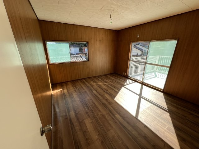 2F洋室！大きなバルコニーへ続くお部屋です♪