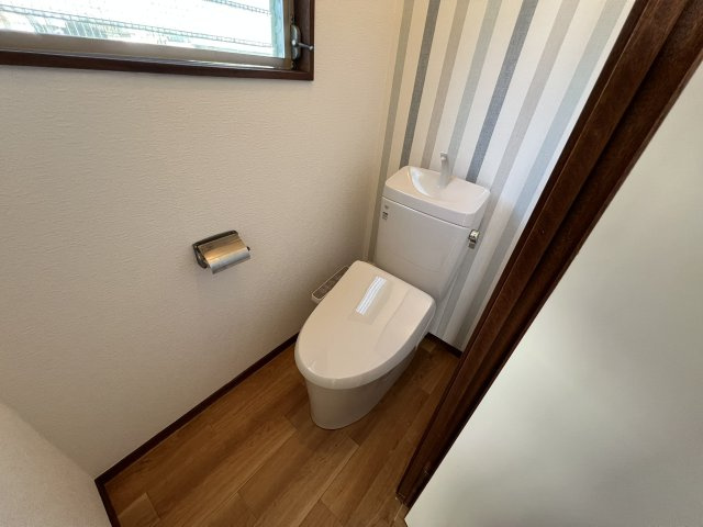 交換済みのキレイなトイレです