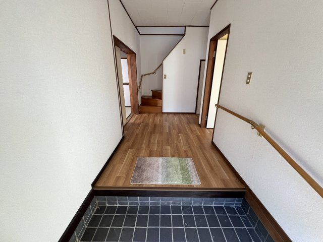 手すりが続く安心の玄関です
