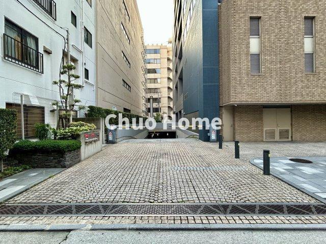 【敷地内駐車場】最新の空き状況や費用などの詳細は担当スタッフまでお問い合わせください。