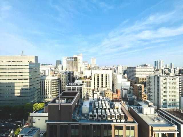 手を伸ばせば、ふれることが出来そうな環境が、そのままインテリアになったような印象です。その豊かな眺望にふさわしい空間には、通風・採光にも優れ、心地よい光と風があふれています