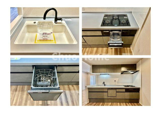 【システムキッチン】ワイドで収納豊富な使い勝手の良いシステムキッチンには、食洗器・伸縮タイプのキッチン水栓、三ツ口コンロ・魚焼きグリルなどの便利な設備が標準完備されています。