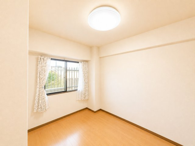明るい印象の洋室で、居室として使いやすい空間です。窓から光を取り込みやすく、日中は自然な明るさを感じられます。落ち着いた内装で、寝室や趣味の部屋など幅広い用途に対応できます。収納も設けられています。