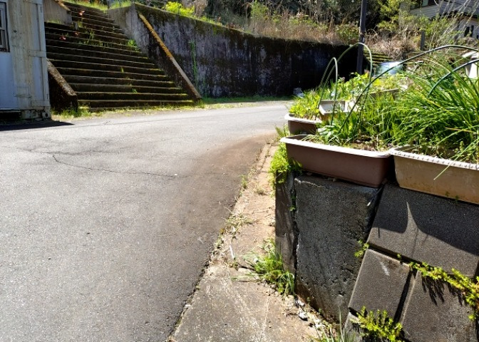 土地の形が極端に長細かったり、狭小地、あるいは道路との高低差がある傾斜地だった場合、後々売ろうとしても買い手がつかない場合もあります。後々、売却することになった時に価値の下がらない土地を選びましょう。