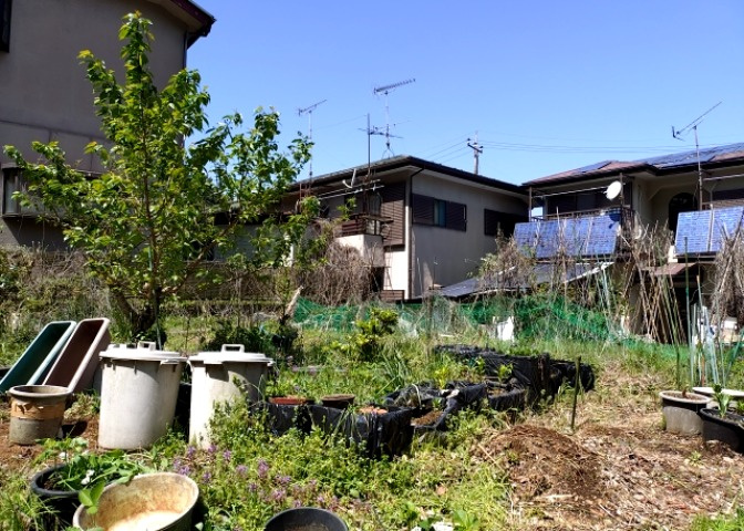 土地の面積＝住宅面積ではありません。建ぺい率の問題などで、土地のある場所によって住宅を建てられる面積は限られています。高さもしかり、「土地」という言葉の中には、建築条件も含まれると考えておきましょう。