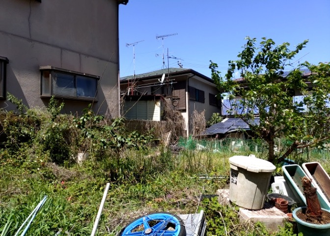 家を建てる場合、方位は要チェックです。現実的に日当たりのよい家ならばリビングは南側、建築基準法でも北側に当たる家への配慮は求められています。土地を見学に行く際は、方位磁針を持って行くようにしましょう。