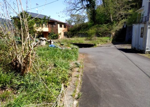 土地の前の道路に消火栓が設置されていることがあります。この場合、道路交通法第45条第1項により、駐車禁止の場所が指定されています。そのため、車庫などの駐車スペースをつくることができない場合があります。