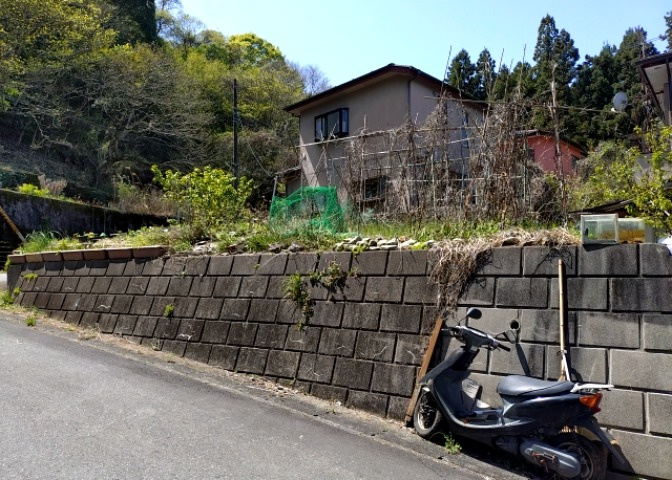 土地購入を検討されている場合、境界杭がない状態で購入してしまうと境界確定測量をする必要があり、費用がかかります。購入の前に、売主、隣土地所有者立ち合いのもと境界を確定し境界杭を設置するのがベストです。