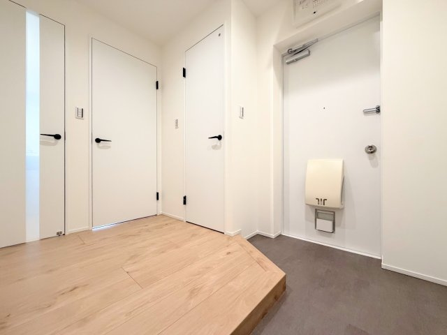 ◆光の渦が溢れた明るい玄関ホール。「おかえり」と「ただいま」が交差するお家の顔とも言える場所は爽やかで心地良い空間となっています。すっきり片付いた玄関で来客時にも自信が持てそう。