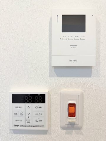◆玄関に行かなくても来訪者が確認でき、ハンズフリーで会話をすることが出来ます。モニターを確認する事によって防犯効果も高まります。