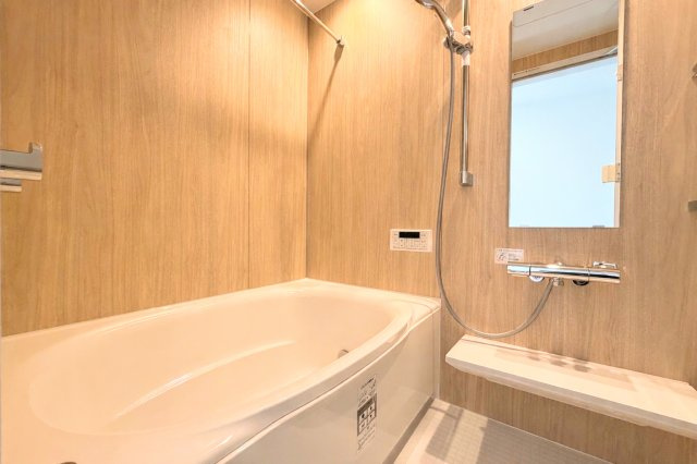 ◆モダンデザインの空間が気持ちよさを高めてくれるバスルーム。すっきりとした清潔感の中に都会的なセンスが感じられ、心身をリフレッシュできる寛ぎを深めてくれるスペースです。