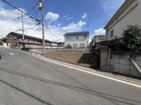 接道間口に余裕があり、お車の出入りや駐車もしやすい広々とした敷地です。