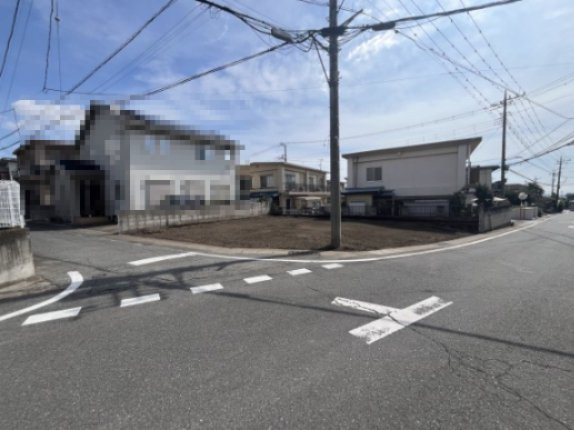 前面道路含む現地写真です。閑静な住宅街の一角、陽当り良好な角地。建築条件なし。
