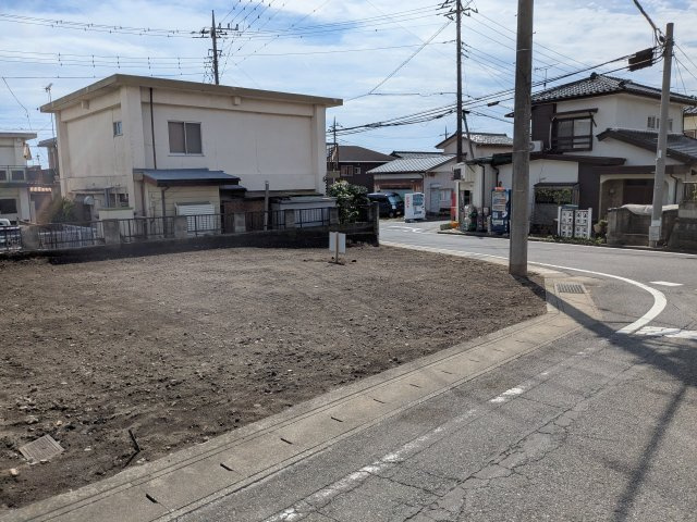 閑静な住宅街で落ち着いた住環境。建築条件なし、お好きなハウスメーカーで建築可能。