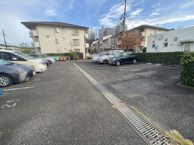 駐車場は全て平置き区画で月額1000円で利用可能です