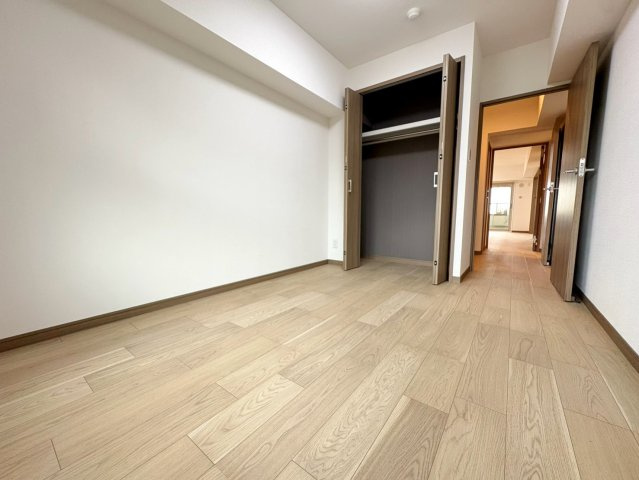 限られた約4.8帖を最大限に活用。クローゼット収納で家具を置かず、スッキリ使えます