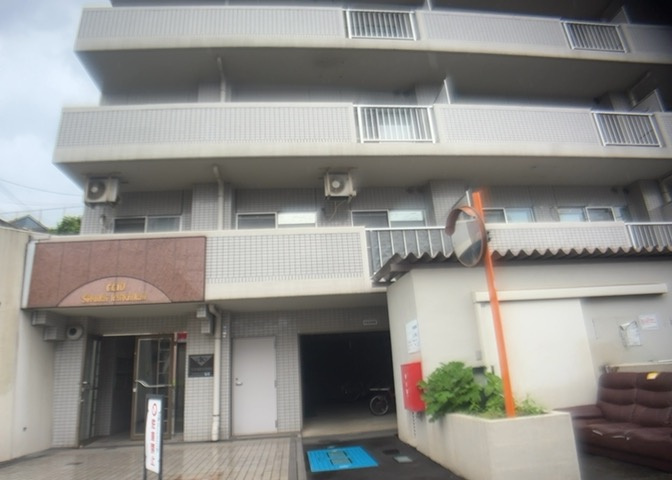 中庭（パティオ）とは、一つの建築物の内部に設けられた、壁などで囲われている庭のことを指します。コの字型、ロの字型が主流ですが、L字型の中庭もあります。最近では、インテリア性の高さからも人気があります。