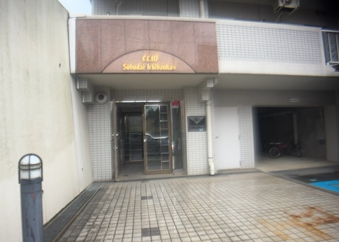 マンションのエントランスには、もともと風よけや防犯の役割がありますが、マンションによって宅配ボックスなどの設備が備わっている所もあります。日々の生活をイメージしながら生活しやすさをチェックしましょう。