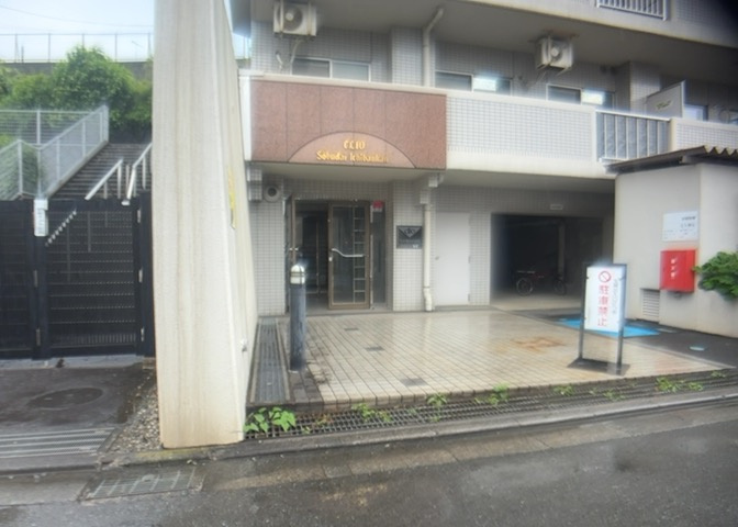 受付はマンションコンシェルジュがいる場合もあれば、管理人が滞在する小部屋を総称して呼ぶことがあります。主にエントランスに設置されていることから、防犯面でも期待ができます。防犯設備がない場合はより安心！