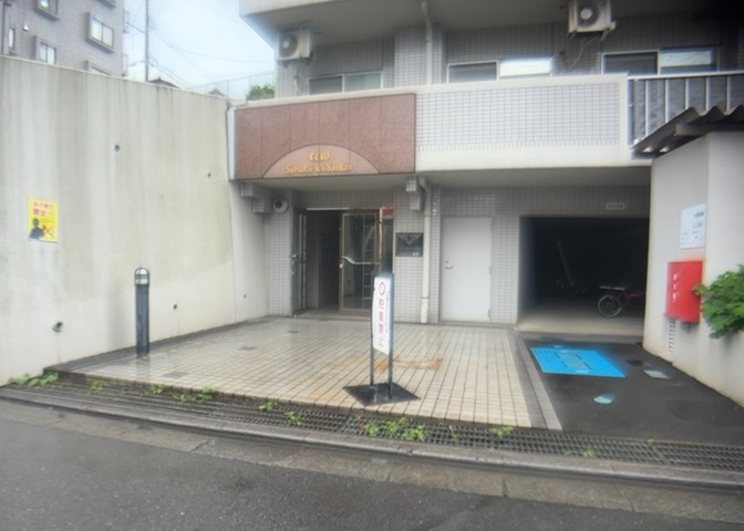 エントランス付近に設置されている集合ポストは、住んでいる部屋と離れているため、ポストをあさるなど誰かに何かされていても被害に気づきにくいです。入居する時には他人に特定されにくい番号で鍵をかけましょう！