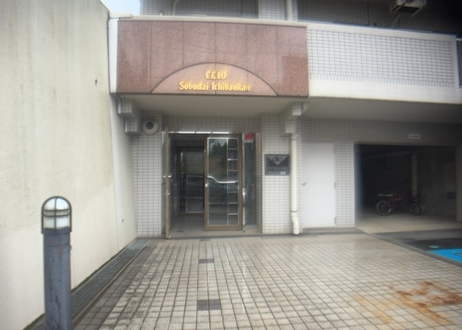 ロビーというと、エントランスと何がちがうの？と思いますよね。実はロビーとエントランスには明確な決まりはありません。物件によっては、エントランスを入って広がるある程度の広さのある空間がロビーとなります。