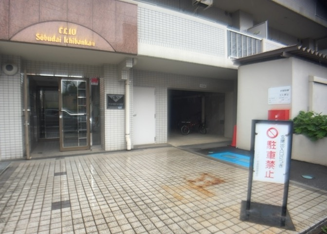共用部分は、一棟の建物に住む区分所有者全員が共同で所有するとし、共用部分の管理、補修などは、区分所有者で形成される管理組合が行います。個人の判断で勝手に変更することはできませんので覚えておきましょう。