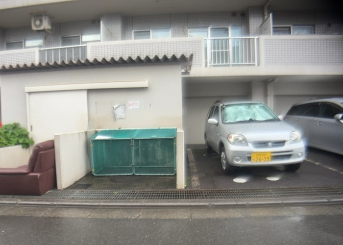 共有部分は、住民なら誰もが使える設備のこと。例えば駐車場やエレベーター、インターネット設備、セキュリティ設備などがあります。他にも、マンションの廊下・外部階段やエントランス・ゴミ置き場などがあります。