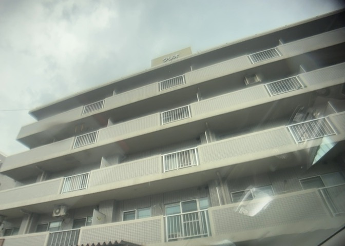 道幅が広い場所は日当たりや風通が良好です。幅が広いのですれ違いも可能ですし大きな車でも駐車可能！一方で、大型車が通ることも多くなるため交通量の増加により騒音に繋がります。また土地の値段が高くなります。