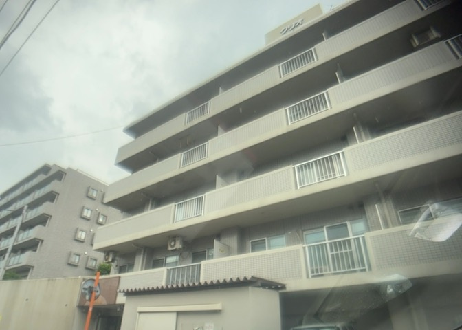 ＲＣ造、Reinforced　Concreteは直訳すると補強されたコンクリートです。主に柱や梁・床・壁が鉄筋とコンクリートで構成おり、鉄筋を組んだ型枠にコンクリートを流し込んで固めたものを指します。