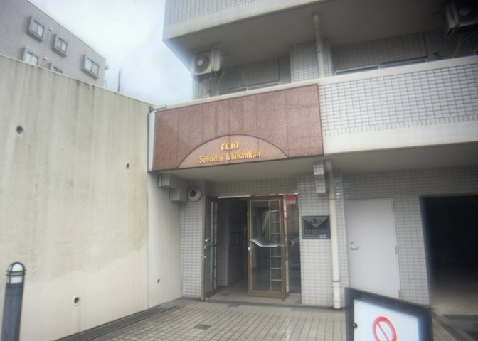 玄関は家の顔でもあり、家族以外の目にも止まる場所です。玄関は外との間を仕切る扉、靴などをしまっておく収納スペース、靴脱ぎのたたきスペース、来客とのやり取りをするドアホンなど複数のアイテムからなります。