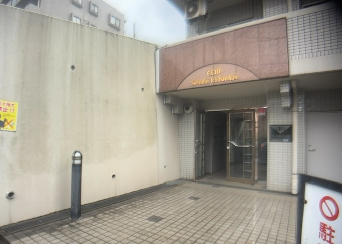 共用部分は、一棟の建物に住む区分所有者全員が共同で所有するとし、共用部分の管理、補修などは、区分所有者で形成される管理組合が行います。個人の判断で勝手に変更することはできませんので覚えておきましょう。
