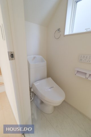 【トイレ】温水洗浄暖房便座付き。窓付きのトイレスペース。換気環境も良好です。