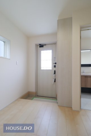 【玄関】明るい玄関で来客やご家族をお迎え♪玄関横のシューズインクロークには季節のものもたっぷり収納できます！
