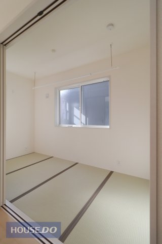 【和室】座ったり寝転んだりと、ゆったりくつろげる快適空間。クッション性があるので、お子様の遊び場としても重宝しますね♪
