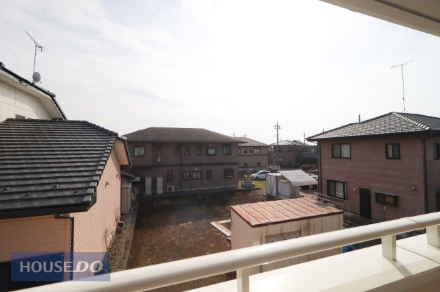 【建物からの眺望】バルコニーからの景色。十分な間隔が確保されております。