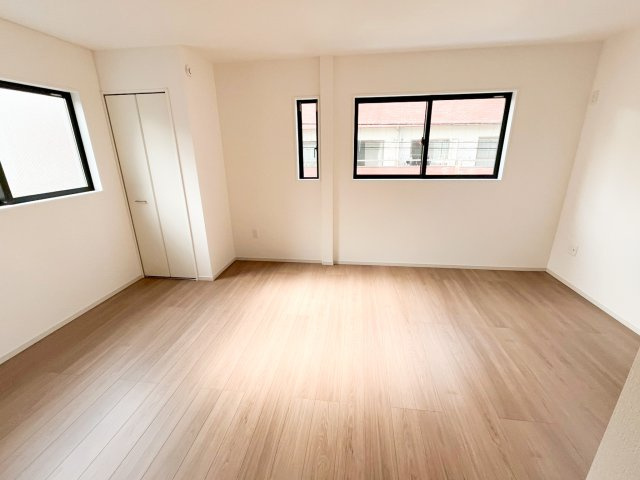 二面採光で明るい洋室です