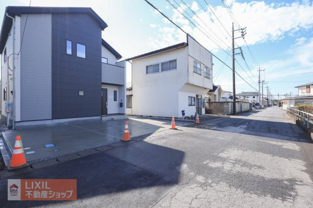 【前面道路】現地完成写真。道幅や駐車など、ご確認ください。