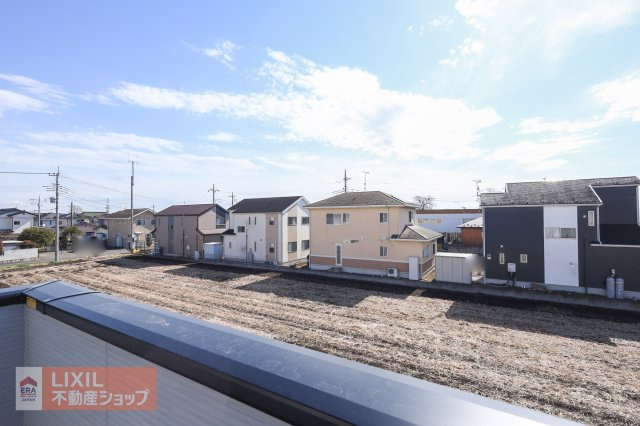 【建物からの眺望】現地完成写真。バルコニーからの景色。十分な間隔が確保されております。