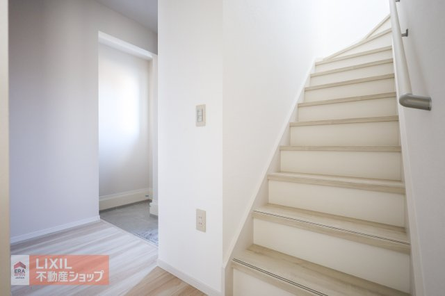 【内装】現地完成写真。階段は手すりもあり妊婦さんからお子様や高齢者も安心です。